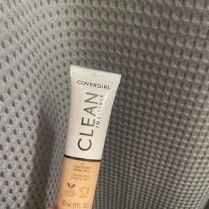 COVERGIRL liquid foundation tube in 103 light ivory